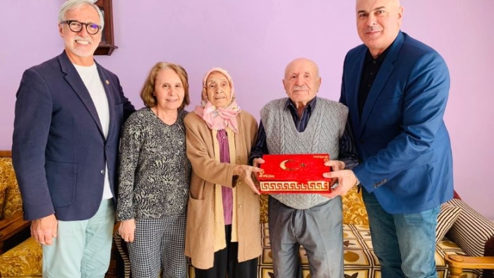 İzmit Belediyesinden Derince’deki Kıbrıs Gazilerine vefa ziyareti
